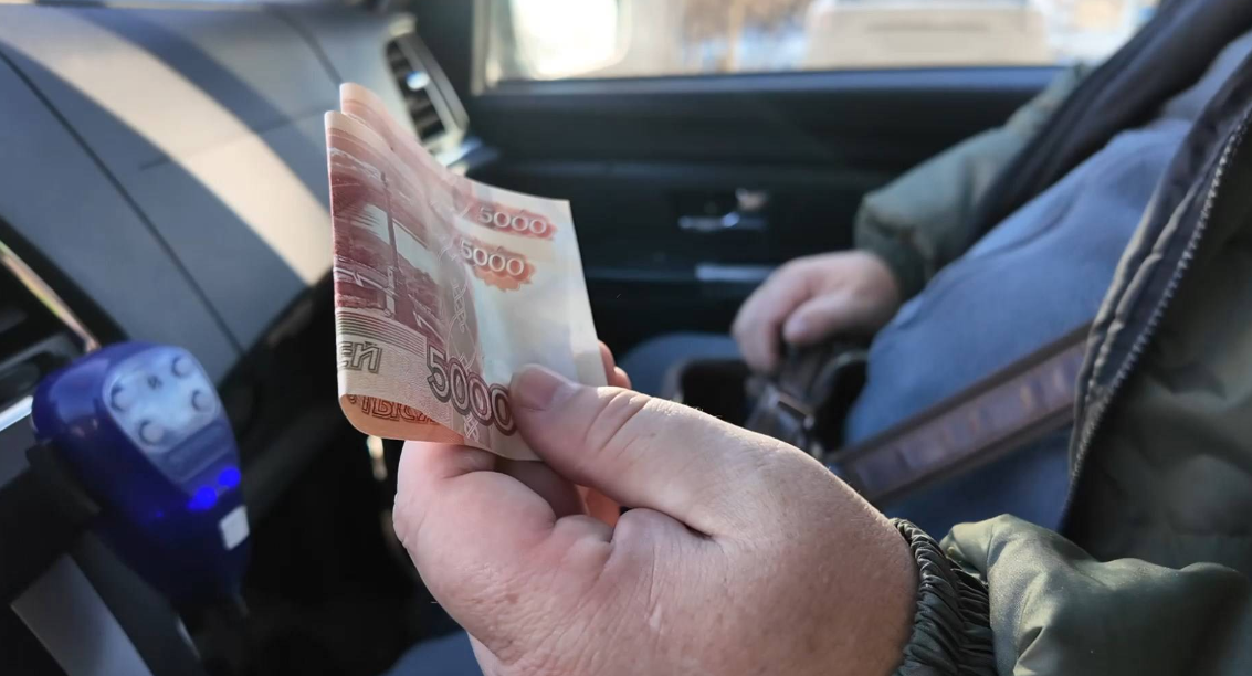 Мужчина предлагает взятку. Скриншот фото https://rutube.ru/video/6d00e728a749c2b875cadd40a5ccf7bc/?utm_medium=organic&utm_source=yandexsmartcamera