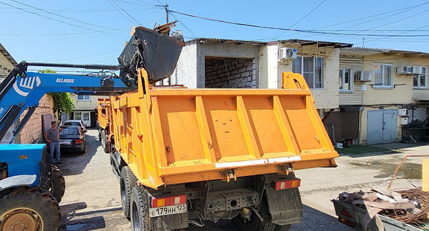 Устранение последствий атаки беспилотников в Сочи. 24 июля 2025 г. Фото: https://sochi.ru/press-sluzhba/novosti/11/284507/