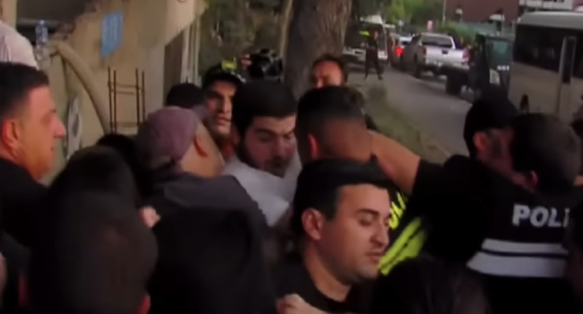 Противостояние с полицией на улице Твалчрелидзе. Кадр сюжета телекомпании Pirveli.  