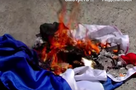 Флаг России сожгли в Грузии. Стоп-кадр видео телекомпании "Пирвели" от 27.07.25, https://www.youtube.com/watch?v=gwB1cRuEWBk&t=325s