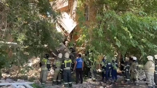 Обрушение подъезда дома в Астрахани. 28 июля 2025 г. Скриншот видео ГУ МЧС России по Астраханской области