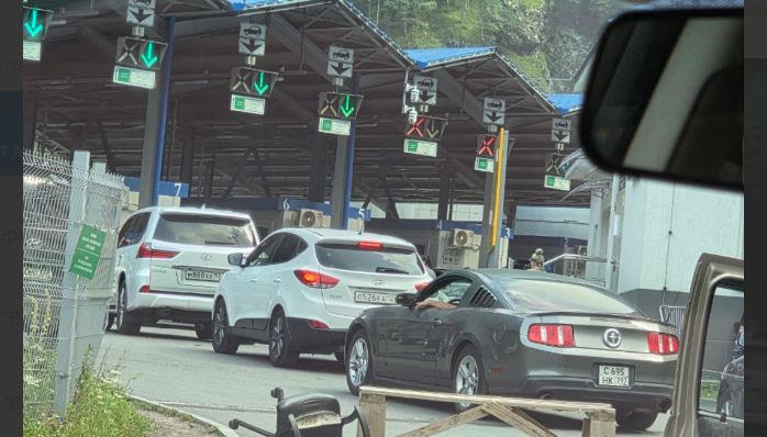 Автомобили в ожидании контроля. Скриншот фото из Telegram-канала "Осетия" от 02.08.25, https://t.me/ossetiaFB/54074.