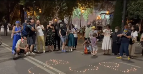 Участники акции протеста зажгли свечи в память о погибших в Шови. Скриншот фото "Интерпрессньюс" от 03.08.25, https://www.interpressnews.ge/ka/article/845401-parlamenttan-saprotesto-akcia-mimdinareobs-mokalakeebma-rustavelis-gamziri-gadaketes.