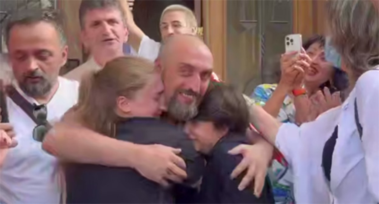 Георгий Ахобадзе после освобождения. 6 августа 2025 г. Скриншот видео https://t.me/paperkartuli/23122