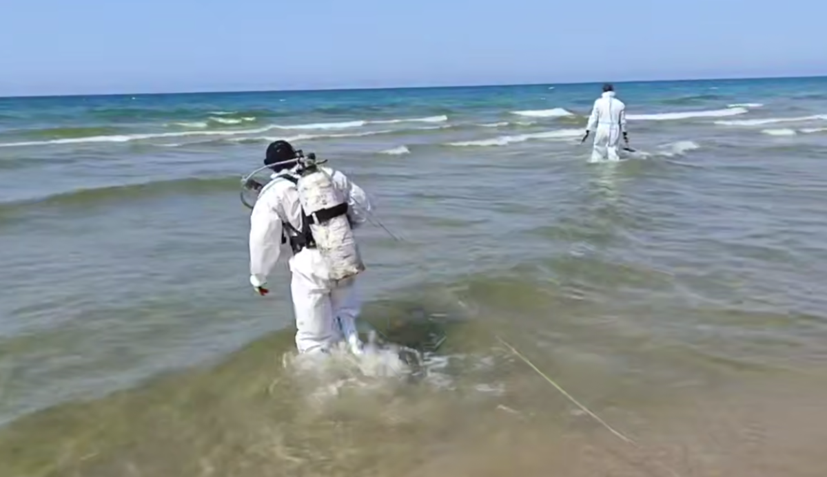 Водолазы в Джемете заходят в море. Стоп-кадр видео оперштаба от 31.07.25, https://t.me/opershtab23/13837