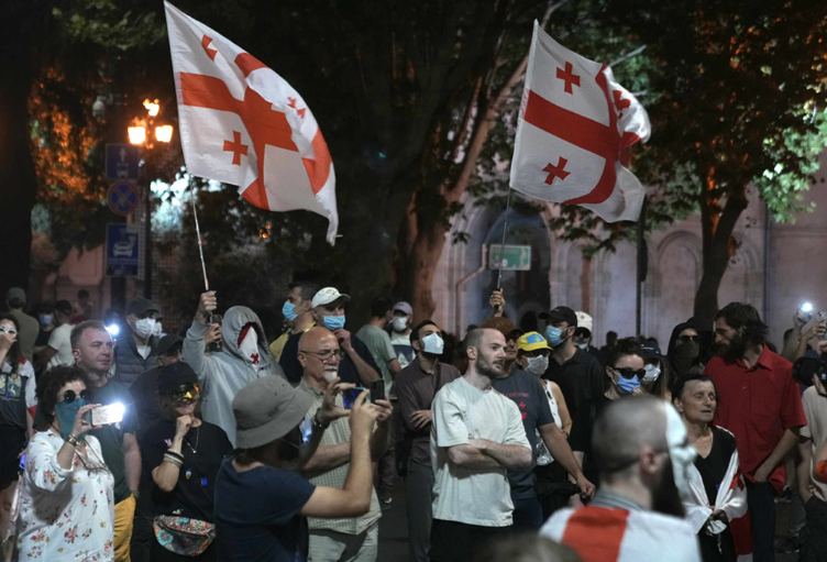Акция протеста у парламента Грузии. Скриншот фото Publika от 19.08.25, https://www.facebook.com/photo/?fbid=1519592176106994&set=a.715406393192247 (деятельность компании Meta, владеющей соцсетью, запрещена в России)