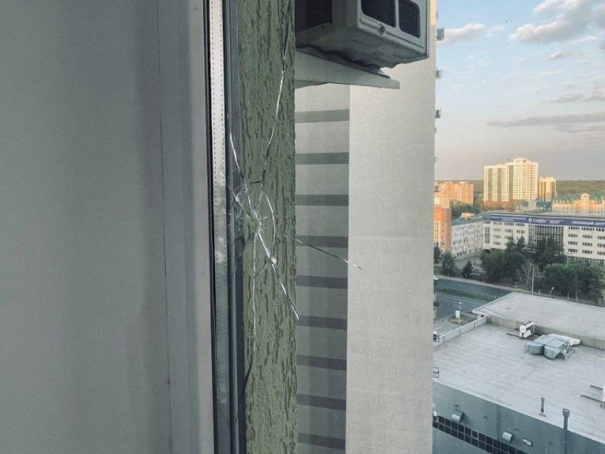 Разбитое окно в жилом доме в Ставрополе. 12 августа 2025 г. Фото: https://bloknot-stavropol.ru/news/iz-za-padeniya-dronov-v-stavropole-vybity-okna-v-k