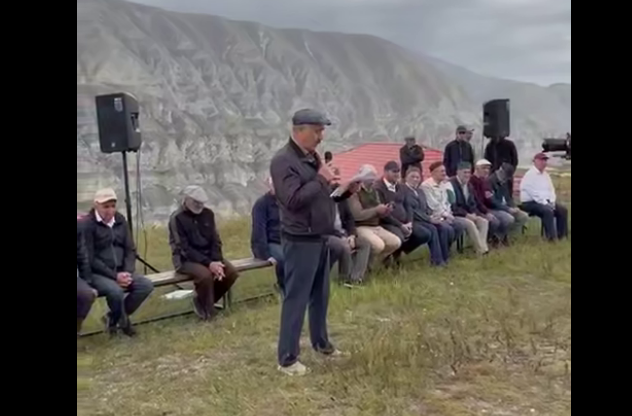 Житель Старого Сивуха зачитывает обращение. Стоп-кадр видео из Telegram-канала "Новое дело" от 16.08.25,https://t.me/novoedelo/33773