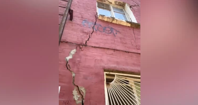 Фасад аварийного дома покрыт трещинами. Стоп-кадр видео 161.ru jn 17.08.25,https://161.ru/text/gorod/2025/08/17/75835763/