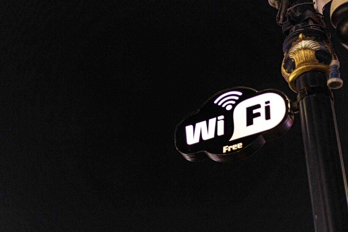 Зона публичного доступа Wi-Fi. Фото: yasara hansani / unsplash.com