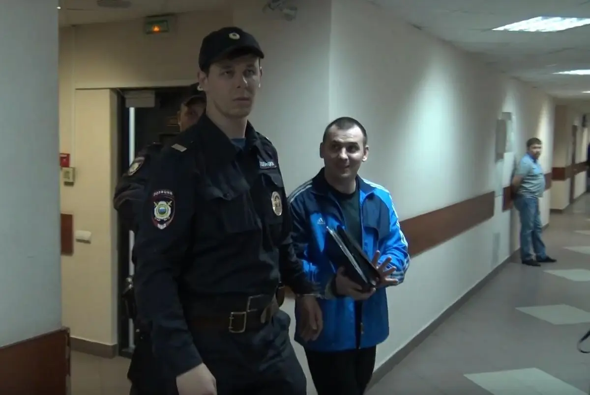 Игорь Нагавкин (справа) в зале суда. Скриншот видео https://www.youtube.com/watch?v=RLS9GIq2SPQ