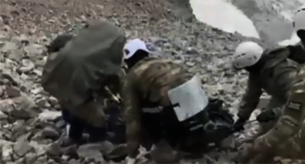 Эвакуация тел погибших альпинистов. 21 августа 2025 г. Скриншот видео МЧС по Кабардино-Балкарской Республике