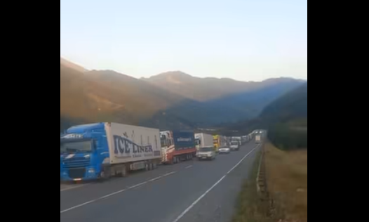 Армянские грузовики. Стоп-кадр видео из Facebook* Гарника Даниеляна от 23.08.25, https://www.facebook.com/garnikdanielyanhayastandashinq/videos/2208998576192063 (деятельность компании Meta, владеющей соцсетью, запрещена в России_