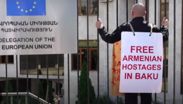 Армен Ашотян на акции у представительства Евросоюза. Стоп-кадр видео News.Am от 30.08.25, https://news.am/rus/news/901745.html 