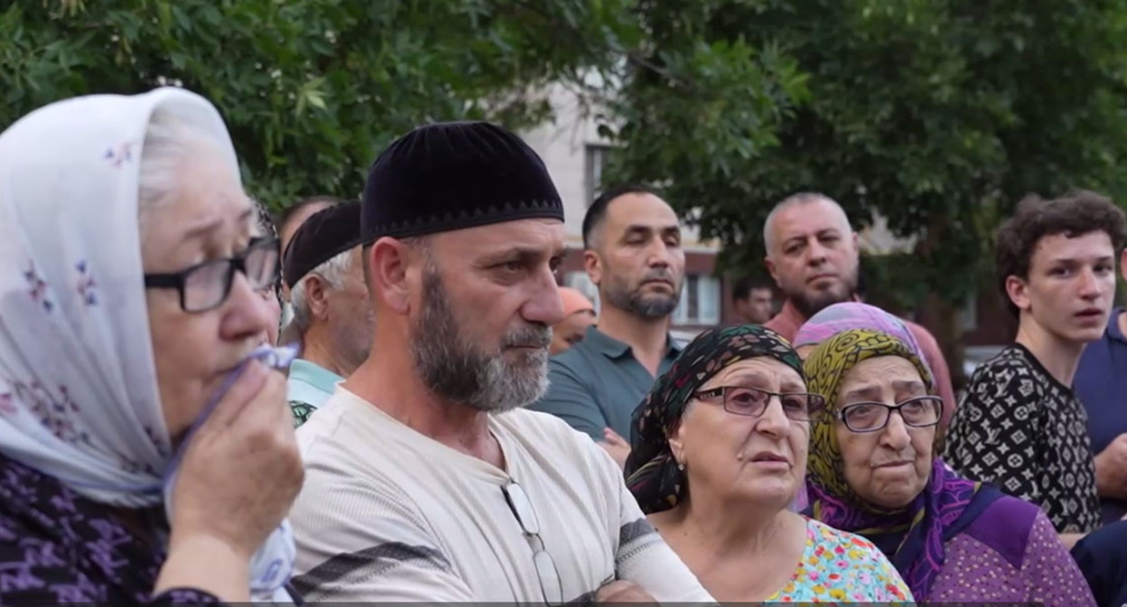 Жители Грозного во время встречи с мэром. 3 сентября 2025 г. Скриншот видео https://t.me/grozmerr/4691