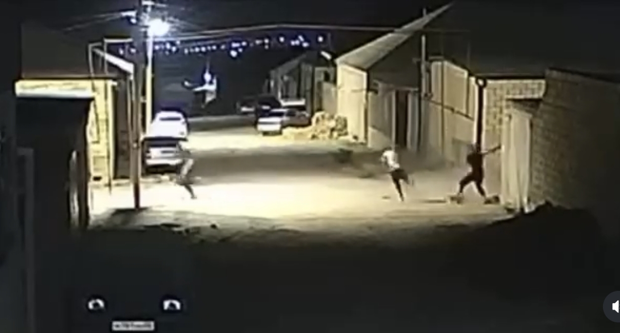 Нападение на жителя Сабновы. Кадр видео с камер наблюдения, опубликованного в сообществе lifedagestan / Instagram* 