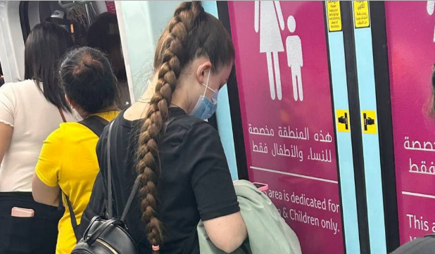 Девушка в дубайском метро, похожая на Анну Цомартову. Скриншот фото от 30.08.24, https://t.me/ANNATSOMARTOVA22/1078