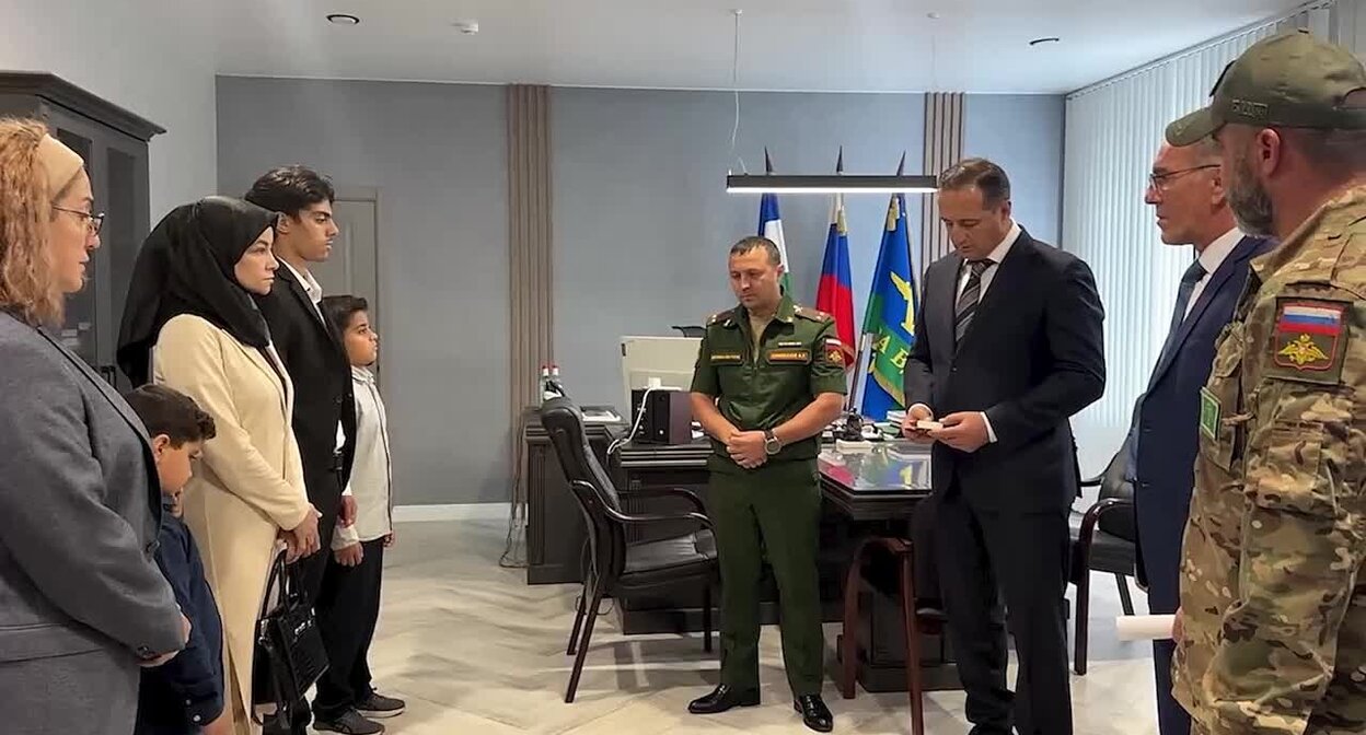 Семья погибшего Алхауфа Шарифа. Скриншот видео https://nalchik-news.ru/society/2025/09/09/12531.html
