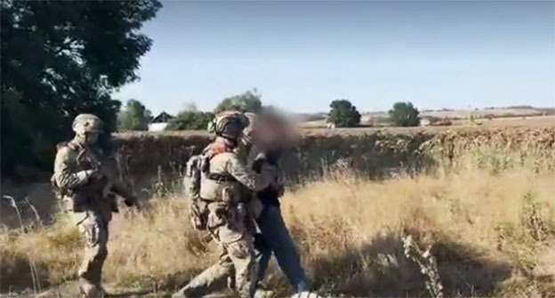 Кадр видео задержания гражданина Азербайджана. 8 сентября 2025 г. Скриншот видео ФСБ РФ показала кадры задержания гражданина Азербайджана