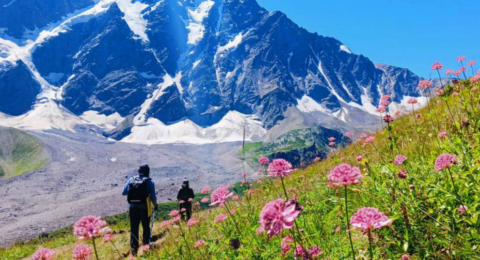 Туристы в Приэльбрусье. Скриншот фото "Курорт Эльбрус" от 31.08.25, https://t.me/elbrusresort/8097