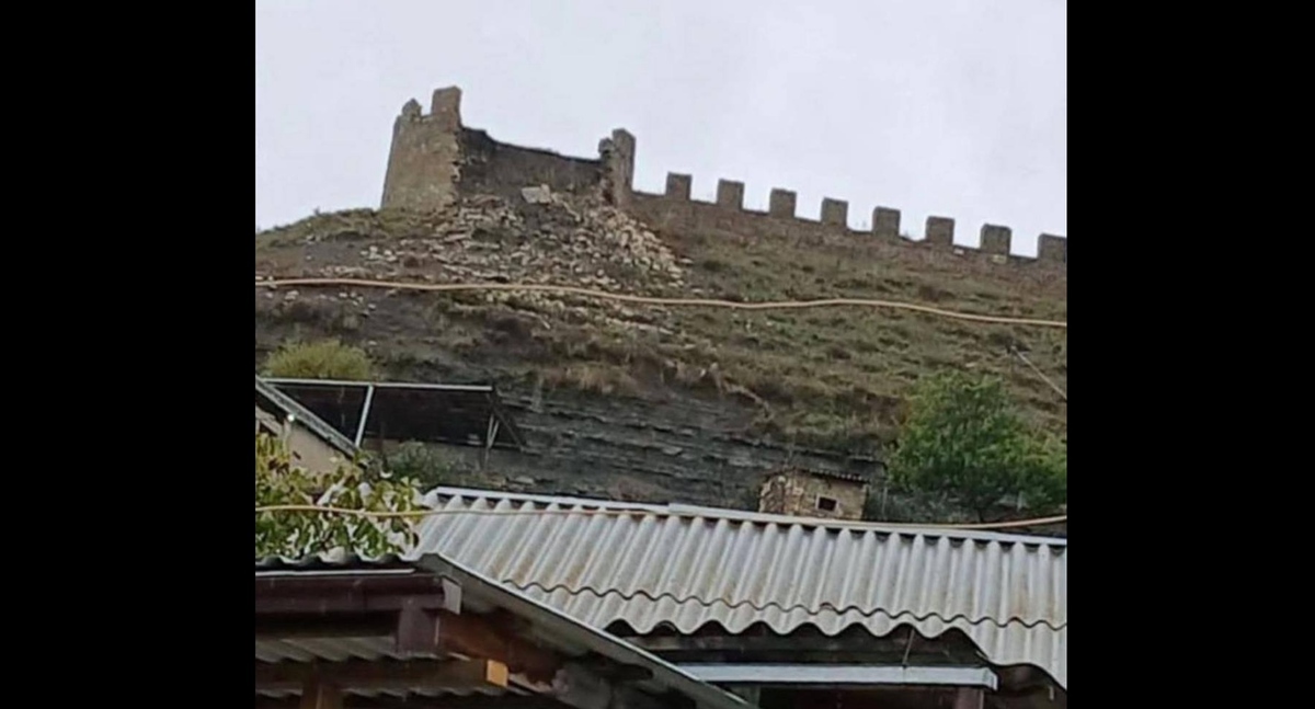 Обрушенная стена крепости в Кумухе. Фото: "Дагнаследие" https://t.me/dagnasledie/2718