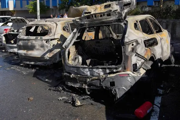 Автомобили, пострадавшие после атаки БПЛА в Новороссийске. 24 сентября 2025 года. Фото: оперативный штаб Краснодарского края