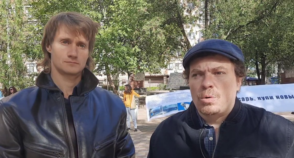 Илья Наздрашов (слева) и Артемий Зайцев на акции за развитие троллейбусов. Стоп-кадр видео из Telegram-канала "Урбанистика - Ростов-на-Дону" от 27.09.25, https://t.me/urbanrnd/2713.