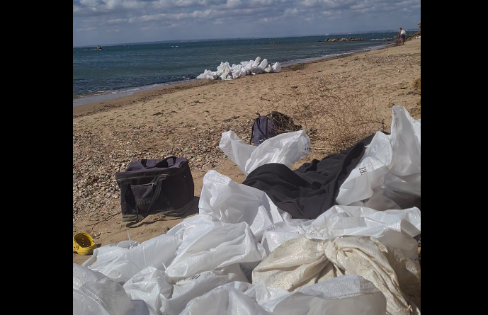 Собранные мешки с мазутом на мысе Тузла. Скриншот видео штаба "Дельфины" от 26.09.25, https://t.me/shtab_delfin/1235