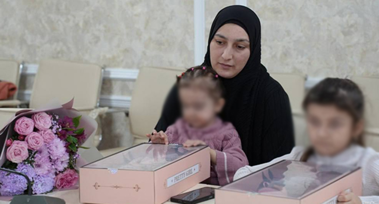 Вдова и дочери Расула Абучева на церемонии передачи ордена Мужества. Фото: https://xacavurt.ru/news/12901-v-hasavjurte-peredali-orden-muzhestva-seme-pogibshego-bojca-rasula-abucheva.html