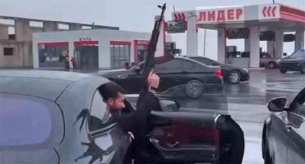 Автоматная стрельба на автозаправке в Ингушетии. 29 сентября 2025 г. Скриншот видео https://t.me/chp_kavkaz/24363