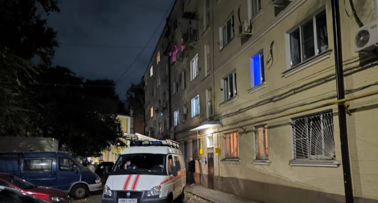 Машины экстренных служб у пятиэтажки по улице Ивановского, 34. Скриншот фото из Telegram-канала Александра Скрябина от 01.10.25, https://t.me/SkryabinAlexander/1976?single