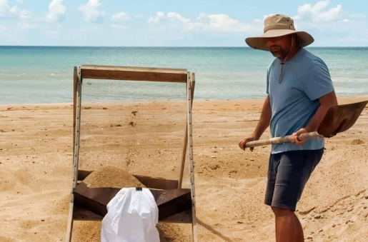 Просеивание песка. Скриншот фото из Telegram-канала "Сети, сито, лопата" от 30.09.25, https://t.me/setisitolopata/1570