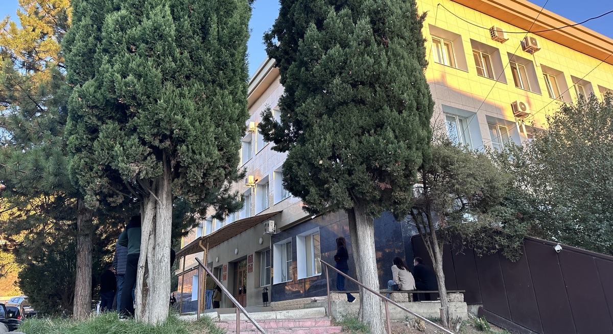 Люди у здания Цхинвальского горсуда, 2 октября 2025 года. Фото Зарины Санакоевой для "Кавказского узла"