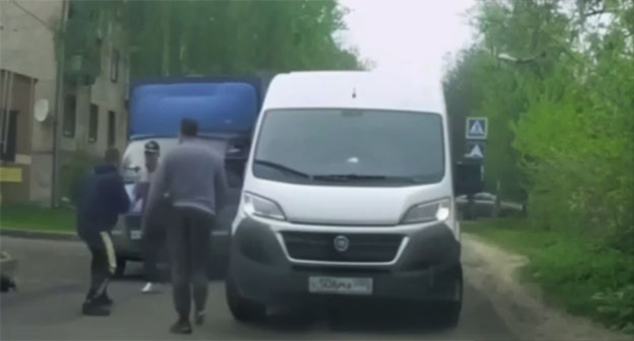 Конфликт на улице в Мурино. 3 октября 2025 г. Скриншот видео https://t.me/oshinarossii/32