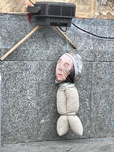 Фасад здания парламента Грузии. Тряпичная кукла с изображением Бидзины Иванишвили, висящая на веревке. Фото "Кавказского узла".