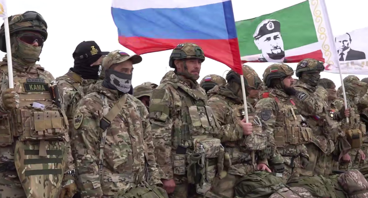 Группа бойцов в аэропорту Грозного. Скриншот фото из Telegram-канала рамзана Кадырова от 04.10.25, https://t.me/RKadyrov_95/6057.