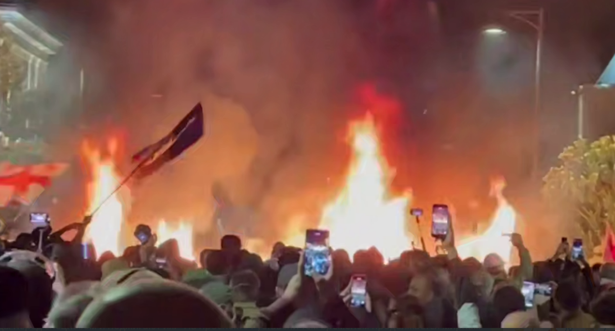 Горящие баррикады у президентского дворца. Стоп-кадр видео "Новости Грузия" от 04.10.25, https://t.me/NGnewsgeorgia/25855.