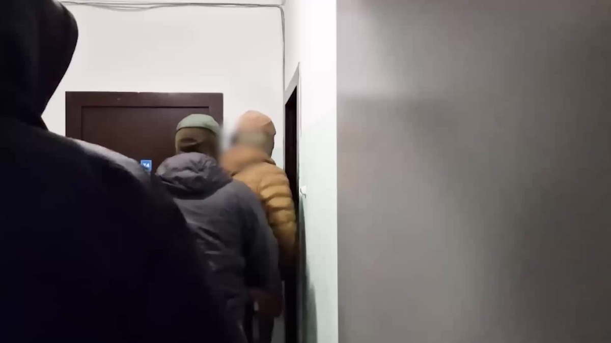 Задержание подозреваемого в подготовке теракта в синагоге Пятигорска. 6 октября 2025 г. Скриншот видео ФСБ России