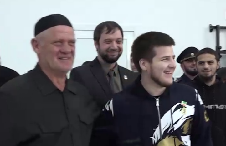 Адам Кадыров (в центре) на открытии спортзала в селе Гвардейское. Стоп-кадр видео телекомпании "Вайнах" от 06.10.25, https://t.me/gtrkvainah/21513