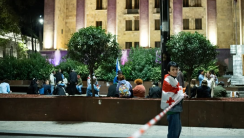 Участники протеста самостоятельно регулировали движение на проспекте Руставели. Скриншот фото Publika от 08.10.25, https://www.facebook.com/photo?fbid=1572090314190513&set=a.715406393192247 (деятельность компании Meta, владеющей соцсетью, запрещена в России).