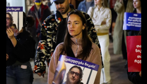 Шествие в поддержку Ники Гвенцадзе. Скриншот фото Netgazeti от 11.10.25, https://www.facebook.com/photo?fbid=1190306076478088&set=pcb.1190306143144748 (деятельность компании Meta, владеющей соцсетью, запрещена в России)