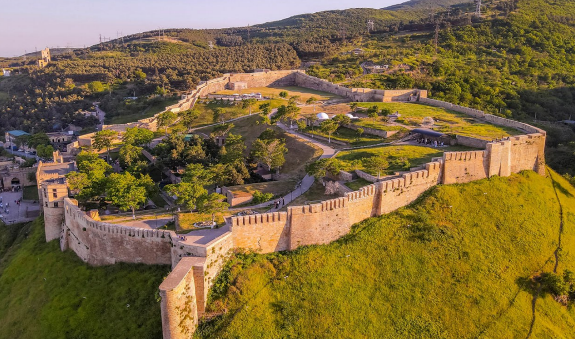 Дербентская крепость. Скриншот фото из Telegram-канала администрации главы Дагестана от 01.10.25, https://t.me/agiprd/28473