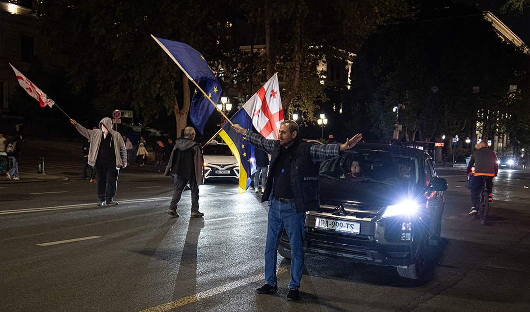 Протестующие на проспекте Руставели. Фото: Mindia Gabagze / Publika