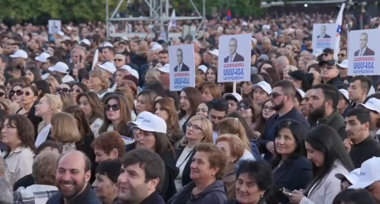 Участники митинга в Ереване с портретами Самвела Карапетяна. Фото Алвард Григорян для "Кавказского узла".