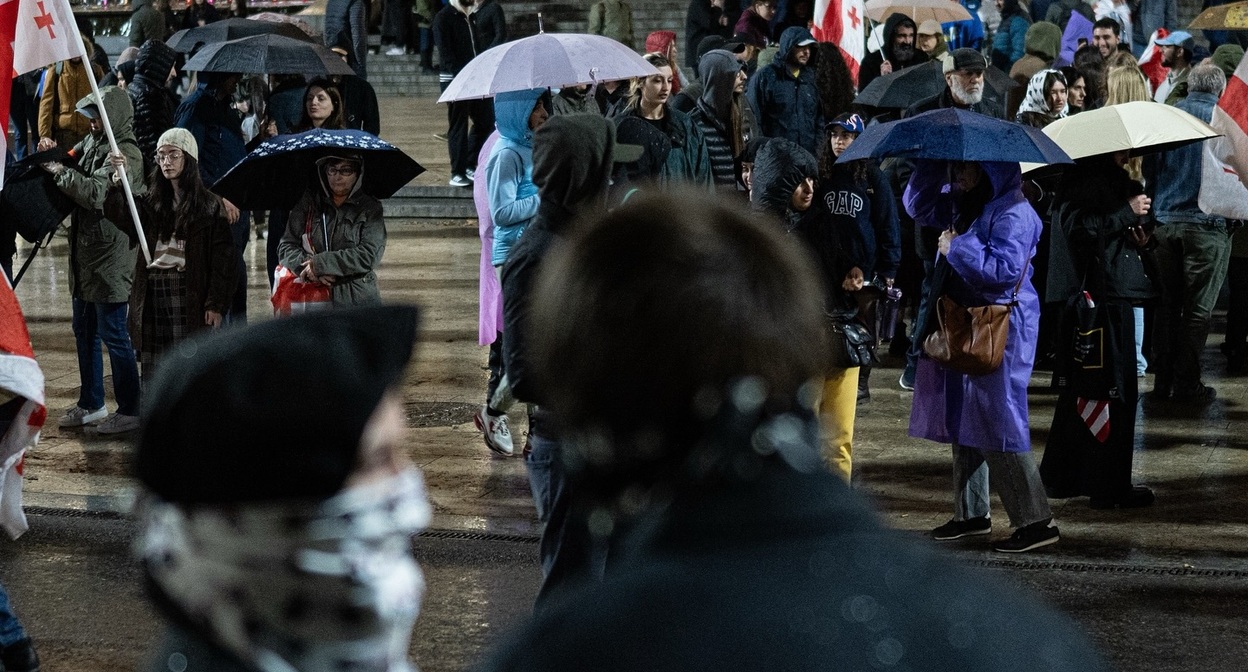 Протестующие на проспекте Руставели. Фото: Mindia Gabadze / Publika