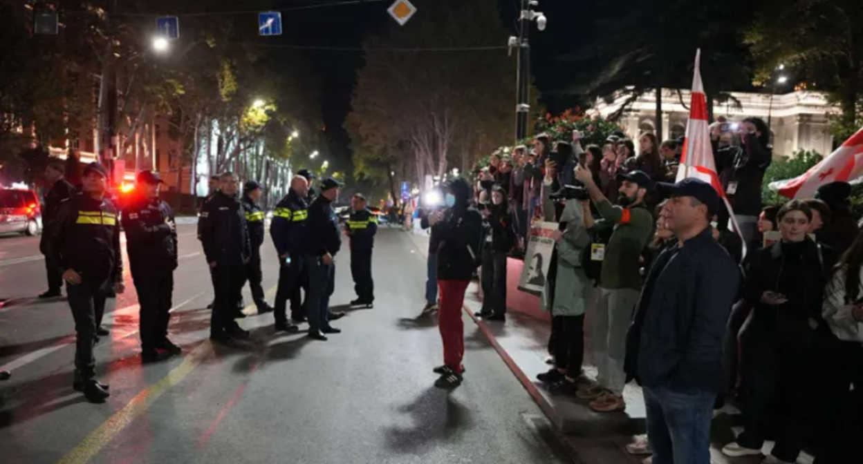 Силовики и протестующие на проспекте Руставели. Скриншот фото "Интрепрессньюс" от 25.10.25, https://www.interpressnews.ge/ka/article/852879-rustavelis-gamzirze-saavtomobilo-mozraoba-agdga