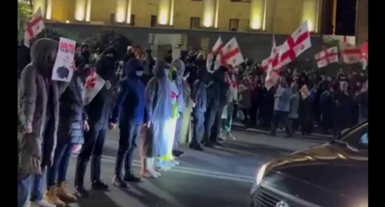 Блокировка проспекта Руставели. Стоп-кадр видео Mo Se / Tbilisi Life от 01.11.25, https://t.me/Tbilisi_life/43154
