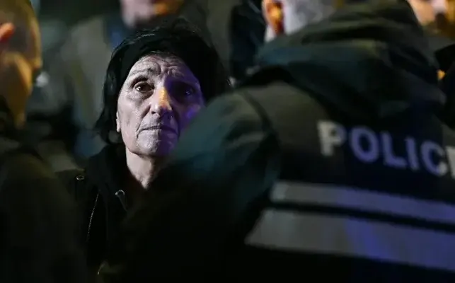 Аза Чилачава. Фото: Sova https://sovanews.tv/2025/11/03/policziya-na-mitinge-zaderzhala-neskolkih-aktivistov-v-tom-chisle-71-letnyuyu-azu-chilachava/

