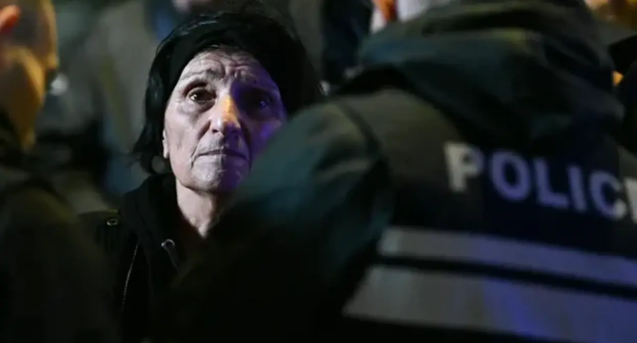 Аза Чилачава. Фото: Sova https://sovanews.tv/2025/11/03/policziya-na-mitinge-zaderzhala-neskolkih-aktivistov-v-tom-chisle-71-letnyuyu-azu-chilachava/

