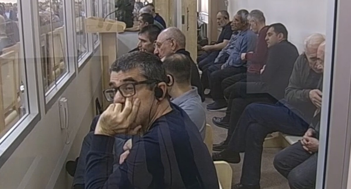 Обвиняемые в зале суда. Кадр видеосюжета "Азертадж".